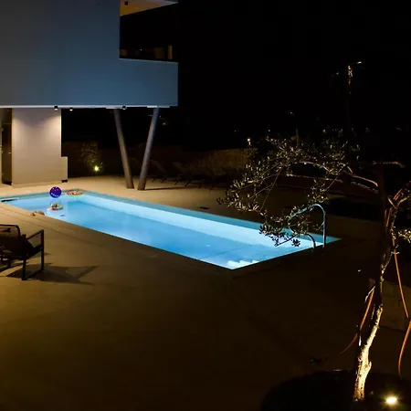 Cozy In With Outdoor Swimming Pool Holiday home *