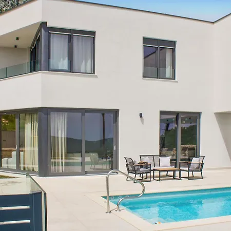 Cozy In With Outdoor Swimming Pool *