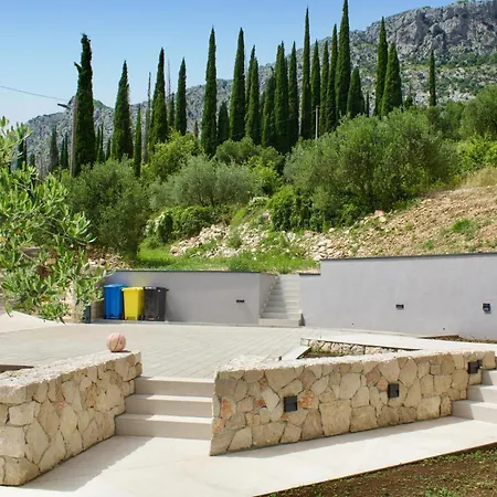 Cozy In With Outdoor Swimming Pool Holiday home *