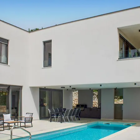 Holiday home Cozy In With Outdoor Swimming Pool *