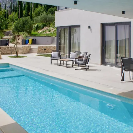 Cozy In With Outdoor Swimming Pool *